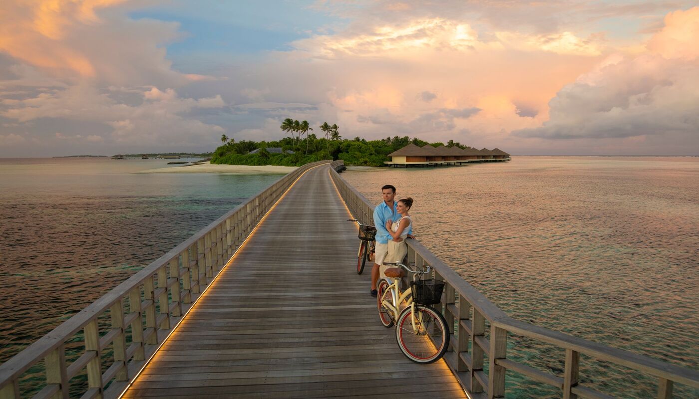 Pareja en pasarela hotel The Residence at Dhigurah