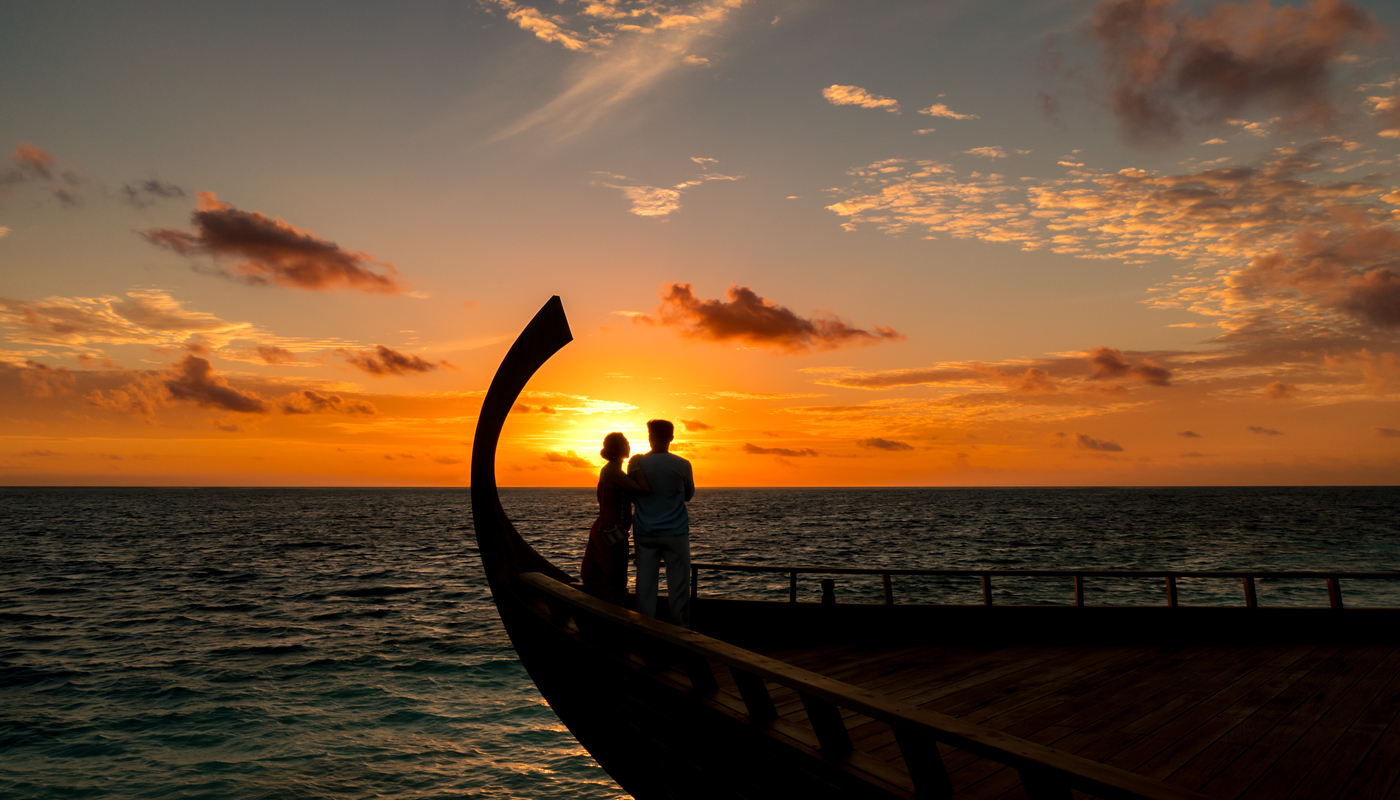 Pareja al atardecer en Hotel Ozen Reserve Bolifushi