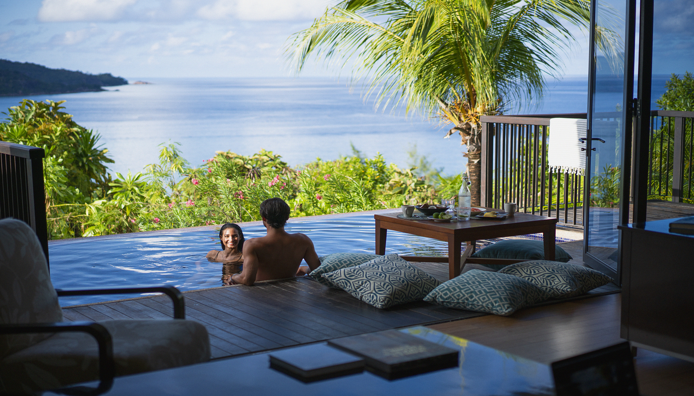 Hotel Raffles Praslin - pareja en la piscina de la villa